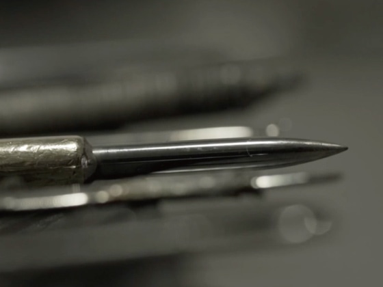 手仕事　イサロイの「ヘラ磨き」