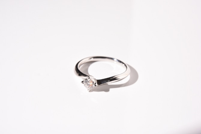 婚約指輪(エンゲージリング)とは? 意味や由来を知ってプロポーズに役立てよう