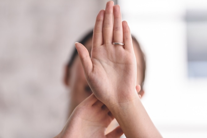 婚約指輪は普段使いできる? 毎日着用できる婚約指輪の特徴とマナー