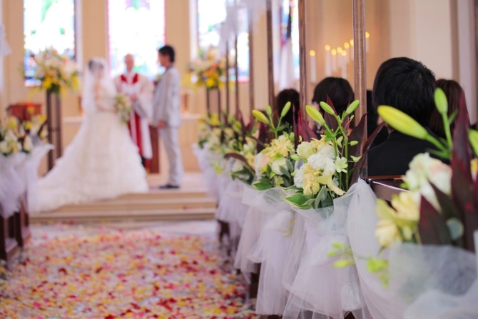 婚約指輪を着けるタイミングはいつ? シーン別のマナーも確認しよう