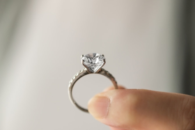婚約指輪のダイヤは何カラット? 後悔しない大きさの選び方
