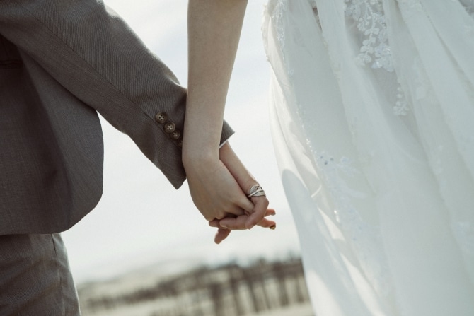 結婚式で婚約指輪は着けても良い? 当日気になる疑問点を解説