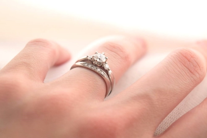 婚約指輪と結婚指輪の重ね着けの仕方