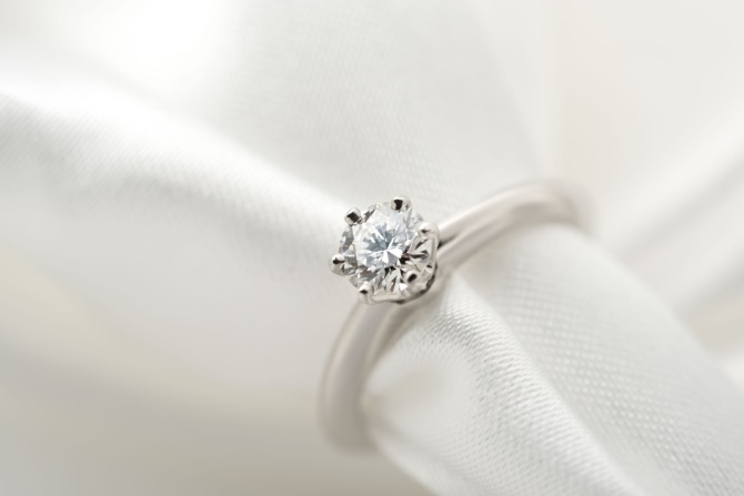婚約指輪の人気・おすすめのデザインは？定番を知って好みのリングを手にしよう
