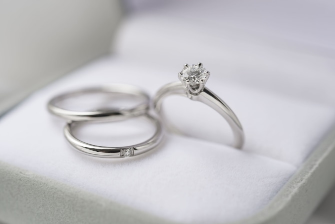 婚約指輪と結婚指輪は重ね着けできる？重ね着けに適したリングの選び方