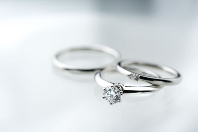 婚約指輪と結婚指輪を重ね着けするメリット