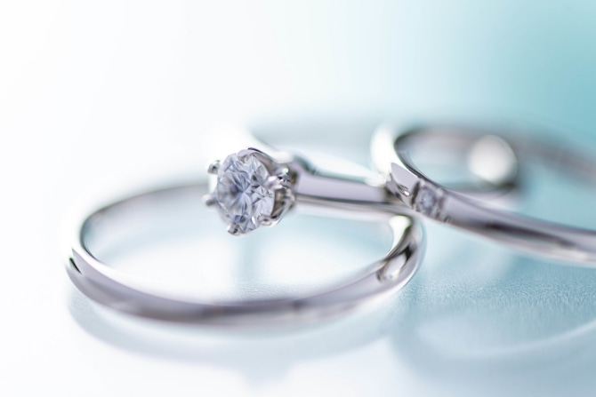 普段使いしやすい婚約指輪のデザインは？