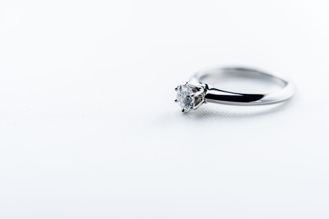 婚約指輪は普段使いできる？毎日着用できる婚約指輪の特徴とマナー