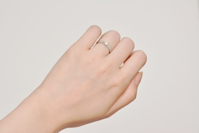婚約指輪はどの指に着けるのが正解？