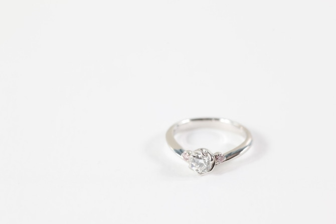 シンプルな婚約指輪の魅力とは？長く愛用できる指輪の選び方