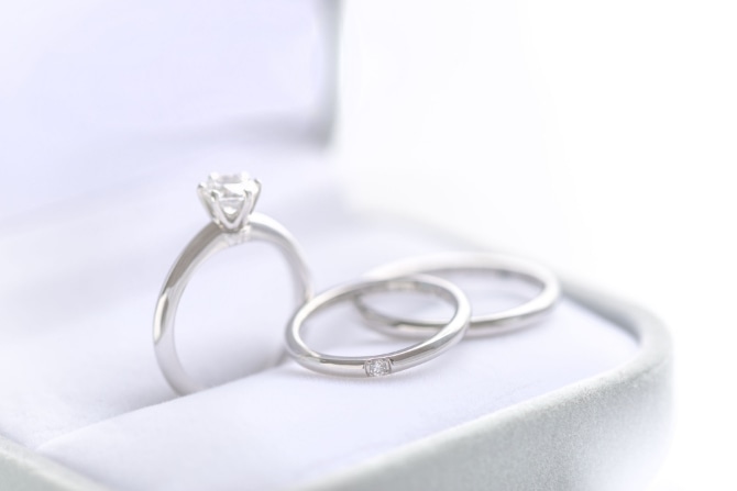 婚約指輪のダイヤは何カラット？後悔しない大きさの選び方