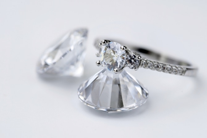 婚約指輪にダイヤモンドが使われる理由は？ダイヤ選びで知っておきたい3つのポイント