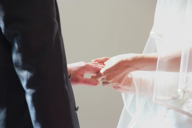 【シーン別】結婚式での婚約指輪の着け方