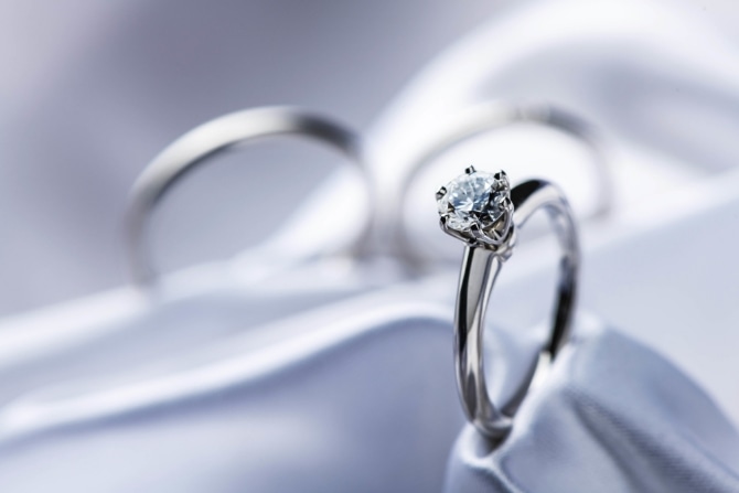 婚約指輪と結婚指輪の違いは？